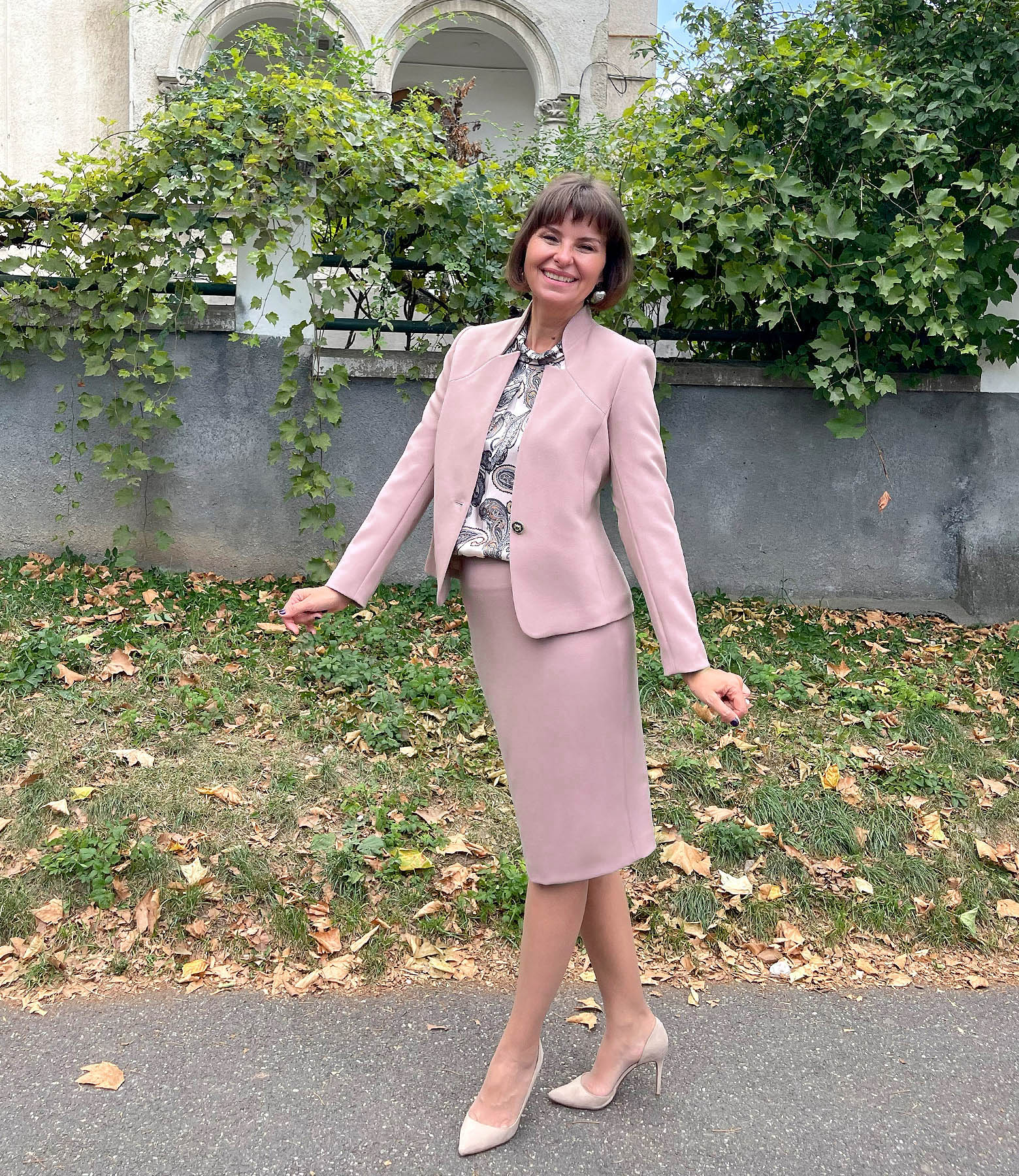 Women's office suit with pencil skirt and jacket in a viscose-blend fabric