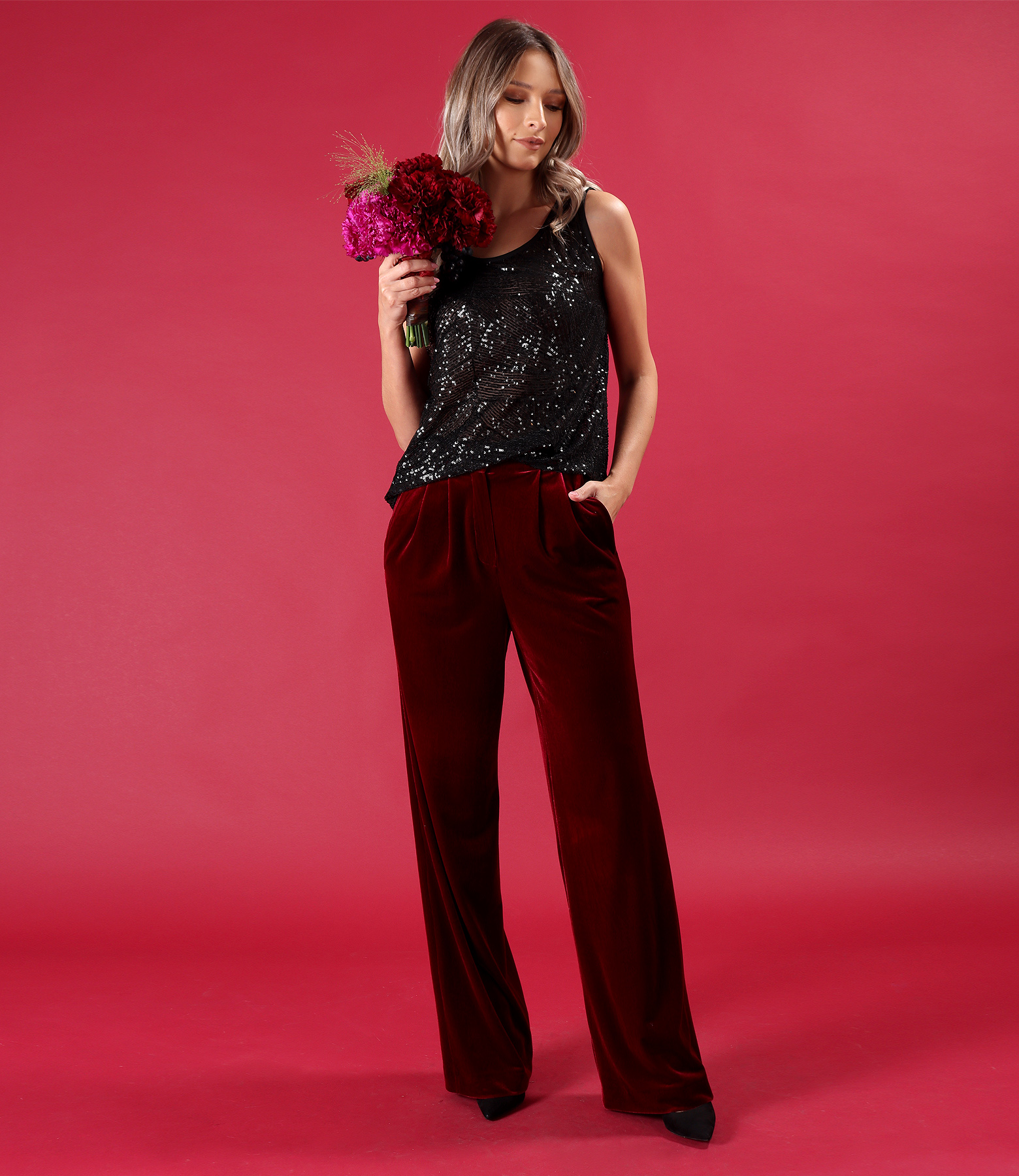 Evening outfit with relaxed-fit stretch velvet trousers and a sequin blouse