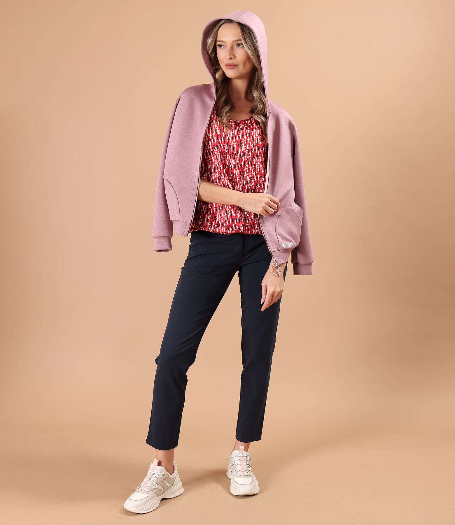 Tinuta casual cu pantaloni, bluza din satin imprimat si hanorac din scuba cu viscoza