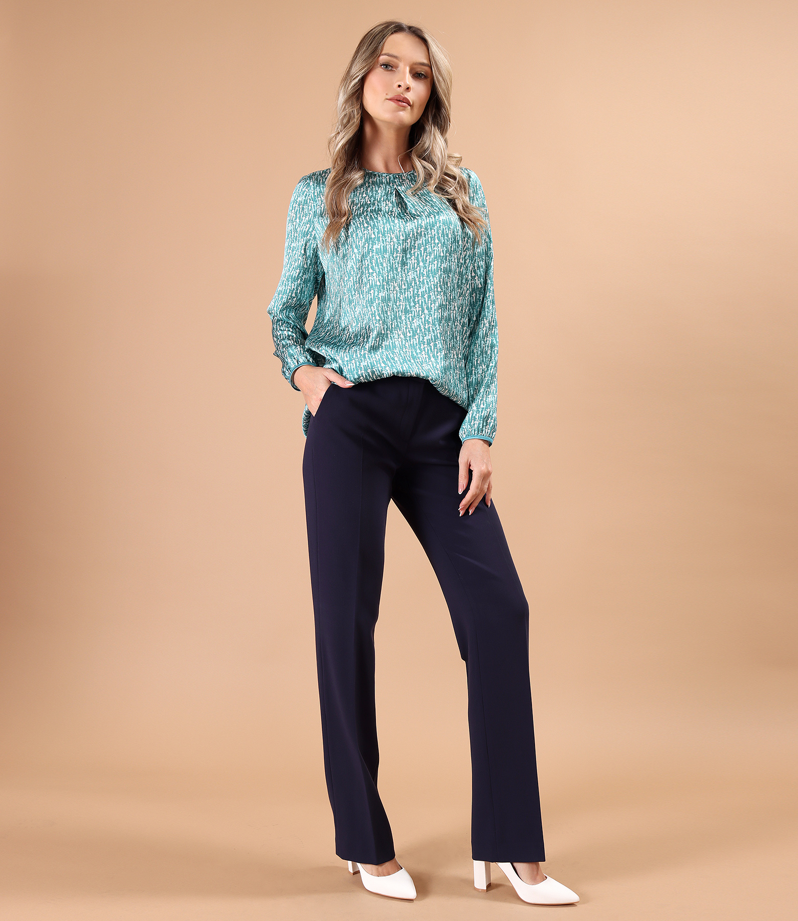 Elegant set with straight-leg trousers and a relaxed-fit blouse in printed satin