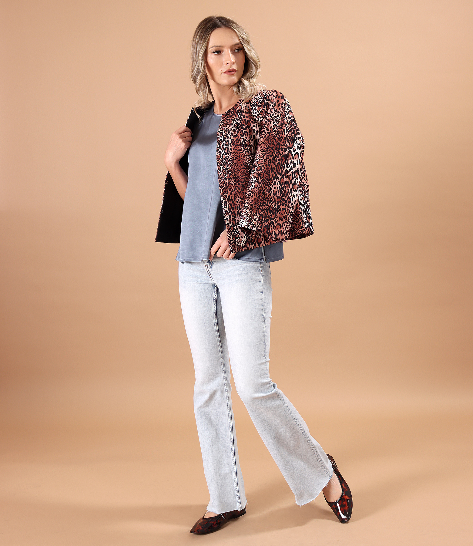 Outfit with relaxed-fit satin viscose blouse and animal-print jacket