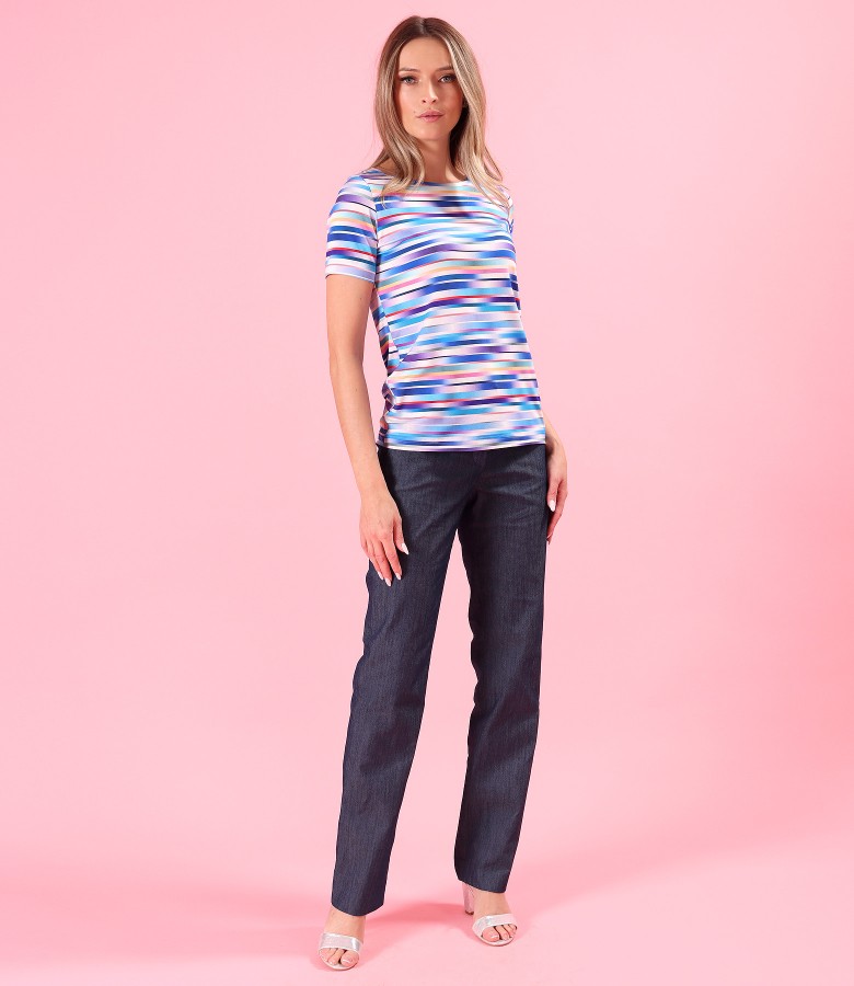 Tinuta smart casual cu bluza din jerse cu dungi si pantaloni drepti tip denim
