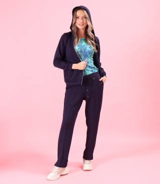 Casual outfit with relaxed-fit pants and sweatshirt made of scuba with viscose