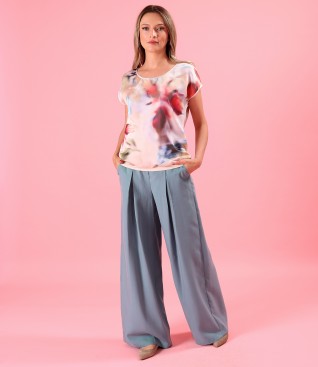 Casual outfit with pants and a blouse with a veil front