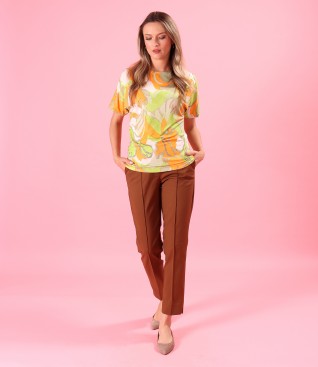 Casual outfit with a jersey blouse featuring gathered shoulders and ankle pants