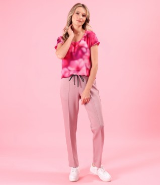 Casual outfit with scuba pants with viscose and a blouse with a veil front