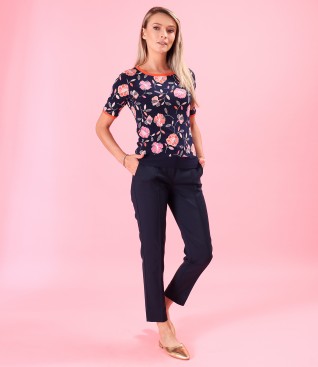 Casual outfit with ankle pants and a blouse made of elastic jersey with embossed print
