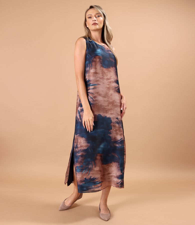 Elegant long dress printed with floral motifs