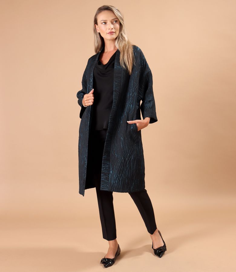 Oversize jacket with 3/4 sleeves made of versatile brocade