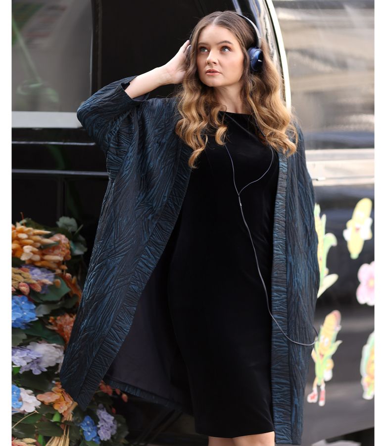Oversize jacket with 3/4 sleeves made of versatile brocade