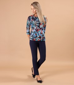 Elastic jersey blouse printed with floral motifs