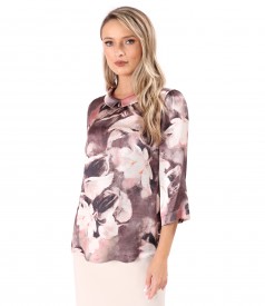 Blouse made of satin viscose printed with floral motifs