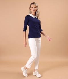Tinuta smart casual cu pantaloni pana si bluza cu guler alb