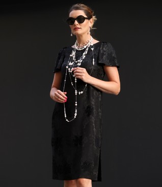 Elegant dress with short wide sleeves
