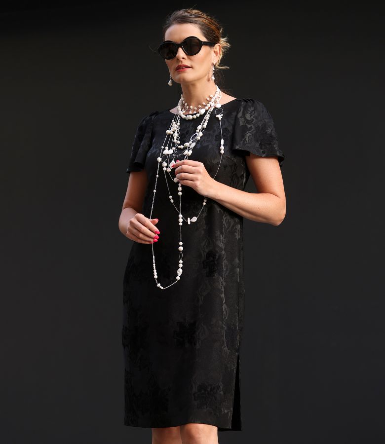Elegant dress with short wide sleeves