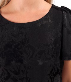Elegant dress with short wide sleeves