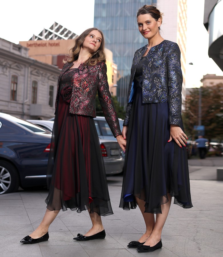 Evening outfit with midi dress and jacket in floral jacquard with metallic yarn