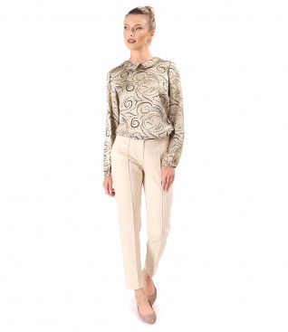 Elegant outfit with a printed satin viscose blouse and ankle pants