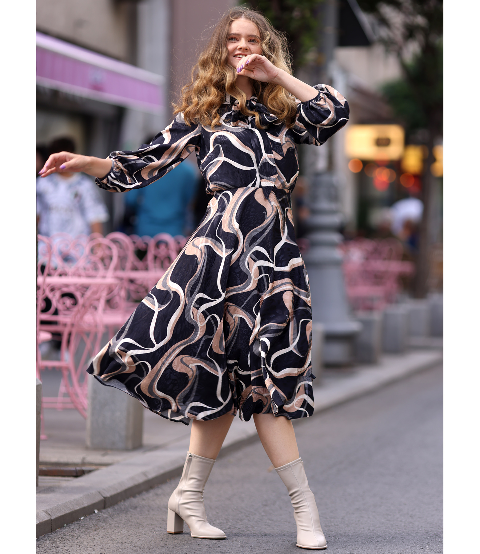 Midi dress made of viscose satin printed with gold motifs