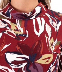 Elegant blouse made of elastic jersey printed with floral motifs