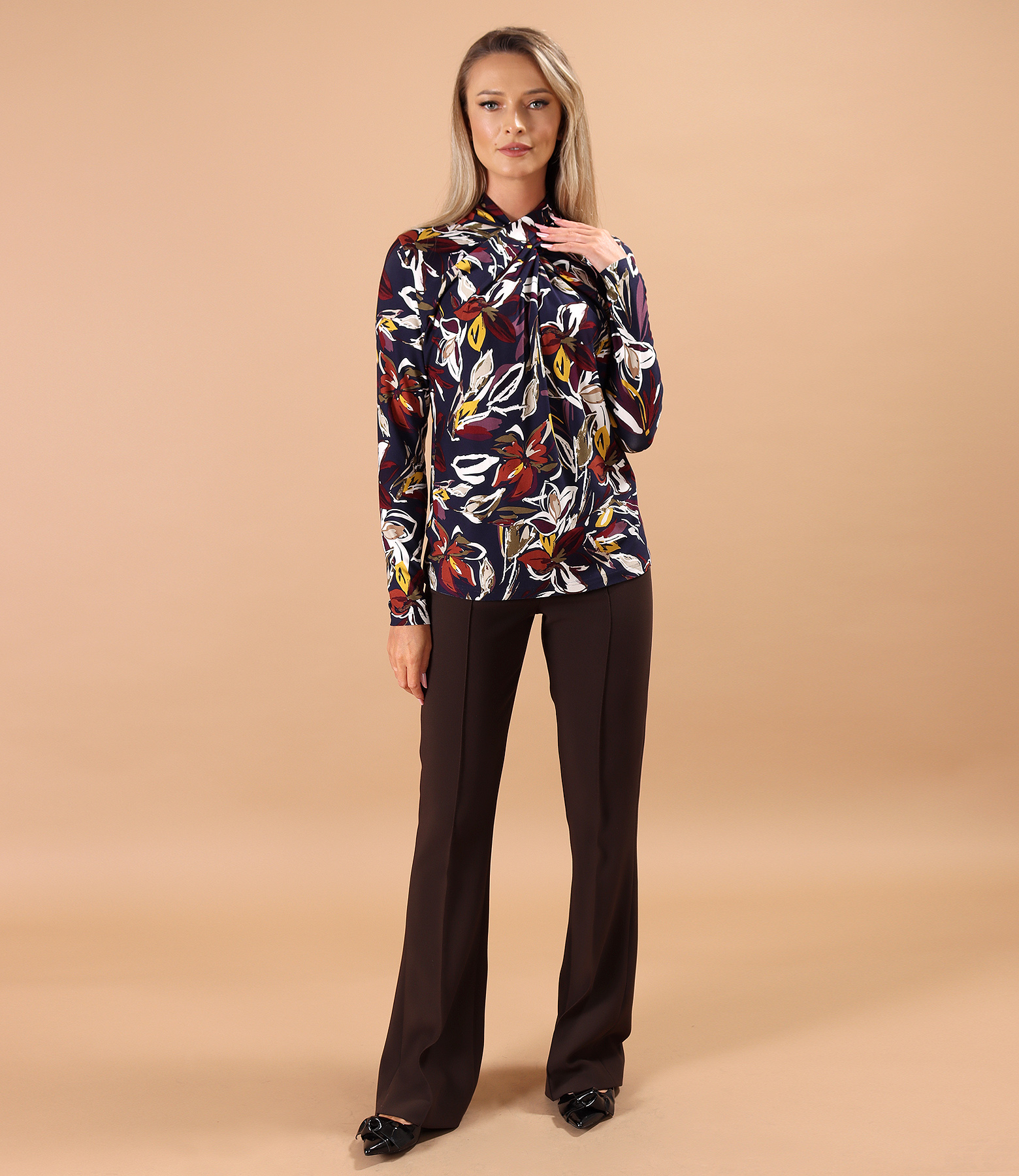 Elastich jersey blouse with pleats at the neckline