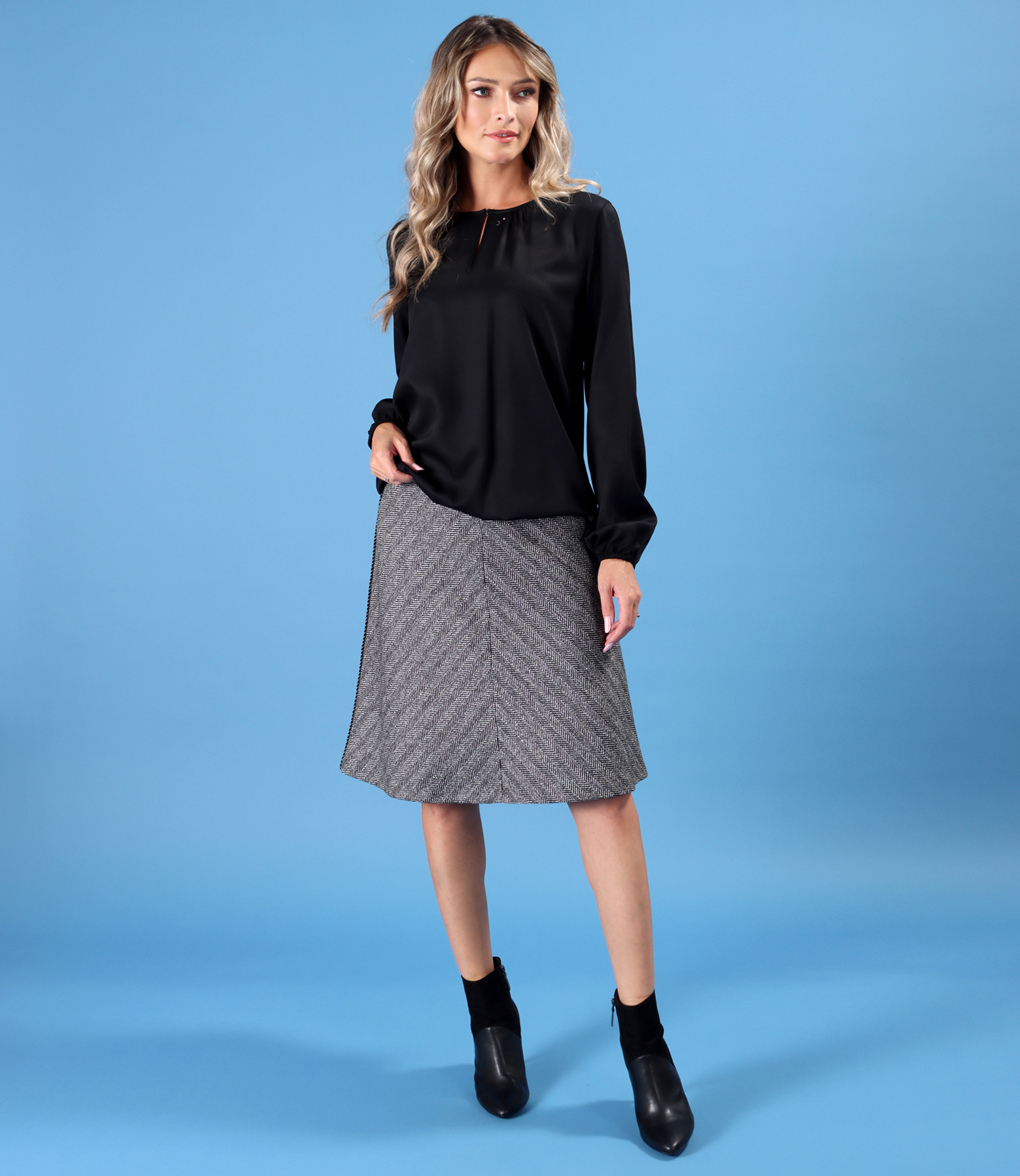 Elegant blouse made of satin-finish viscose