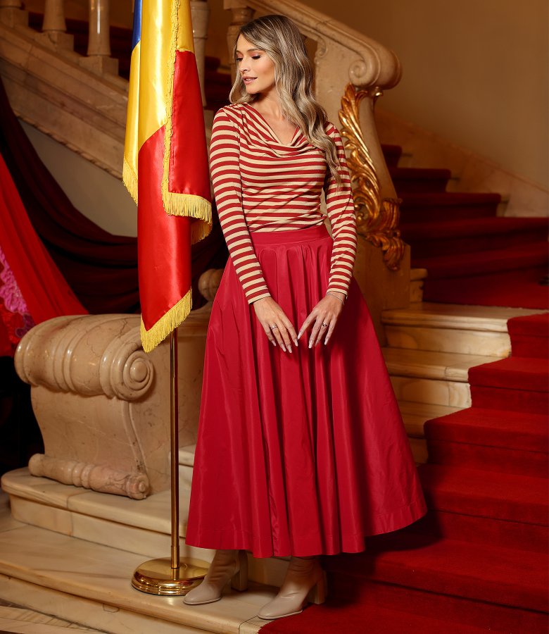 Elastic jersey blouse with metallic thread and pleated neckline