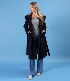 Pardesiu din stofa cu lana si casmir, pantaloni evazati si bluza din jerse cu fir metalic