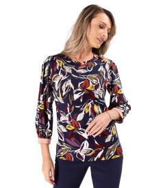 Blouse made of elastic jersey with mid-length sleeves.