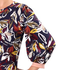 Blouse made of elastic jersey with mid-length sleeves.