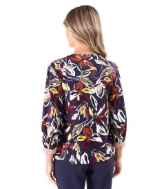 Blouse made of elastic jersey with mid-length sleeves.