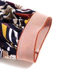 Blouse made of elastic jersey with mid-length sleeves.