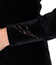 Elastic velvet evening dress with crystal appliqu on the cuffs
