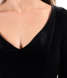 Elastic velvet evening dress with crystal appliqu on the cuffs