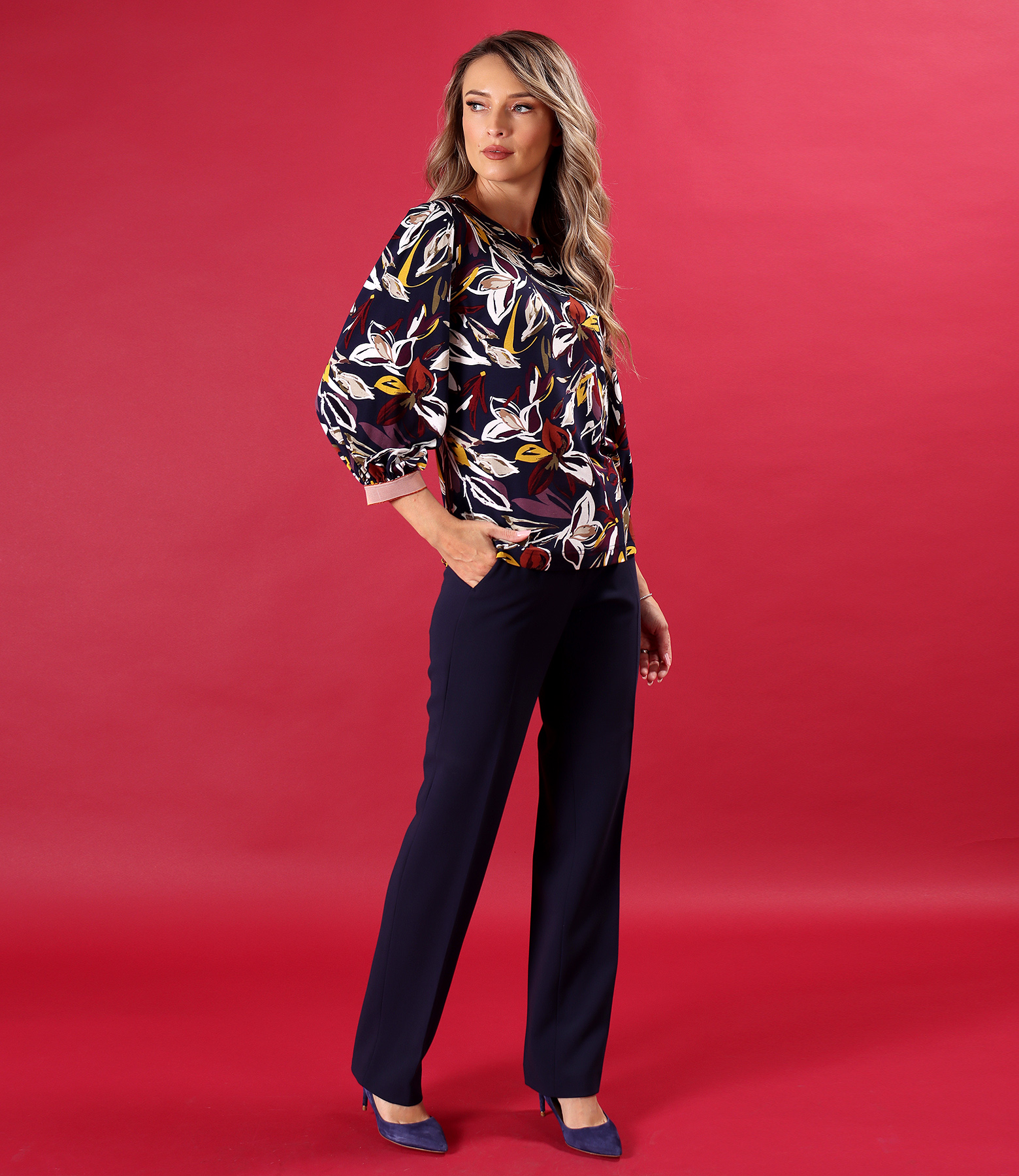 Elegant set with straight-leg trousers and blouse with sleeves