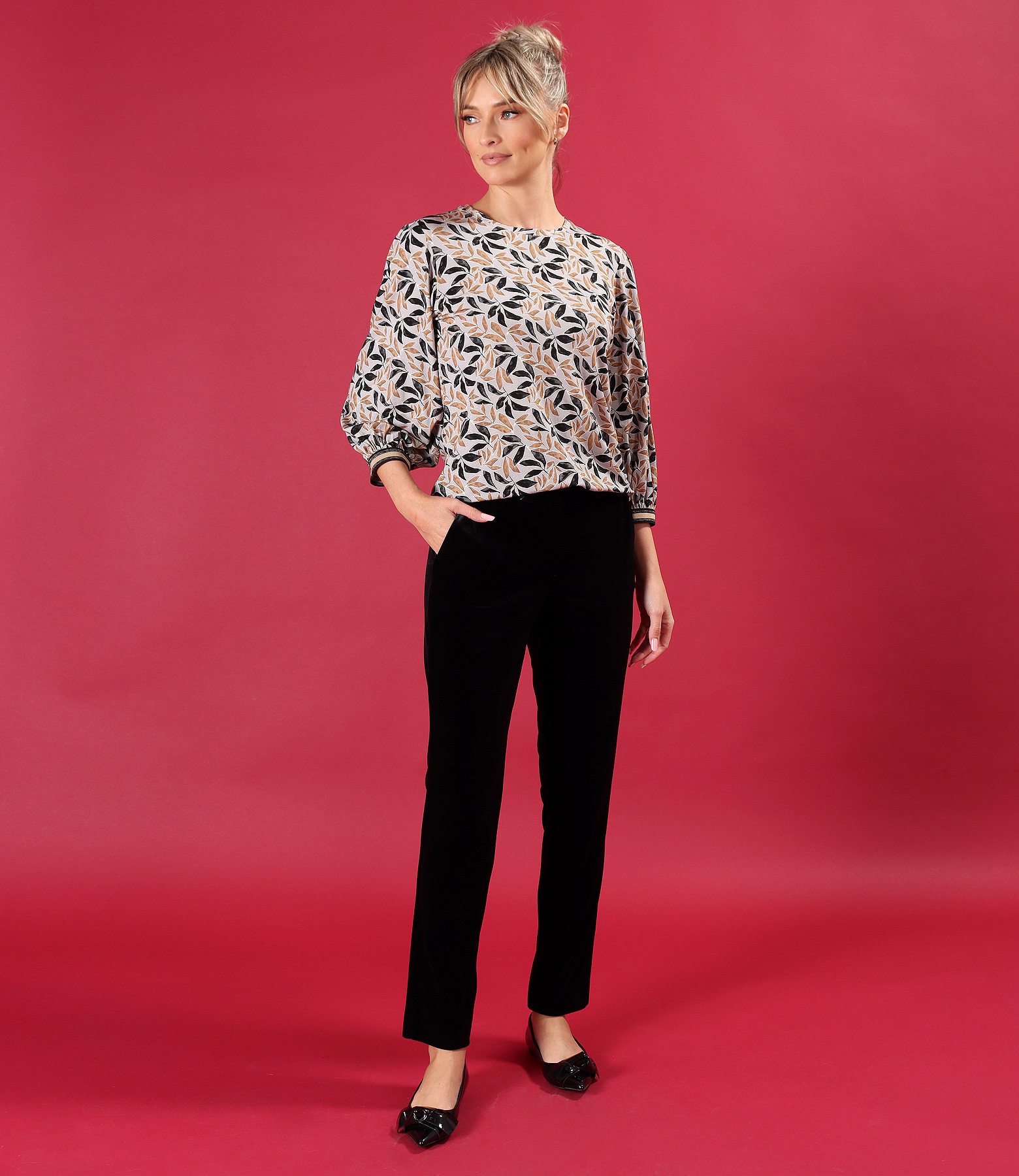 Elastic jersey blouse with mid-length sleeves