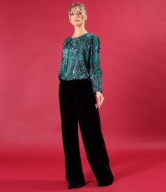 Viscose blouse with pleats at the neckline printed with paisley motifs