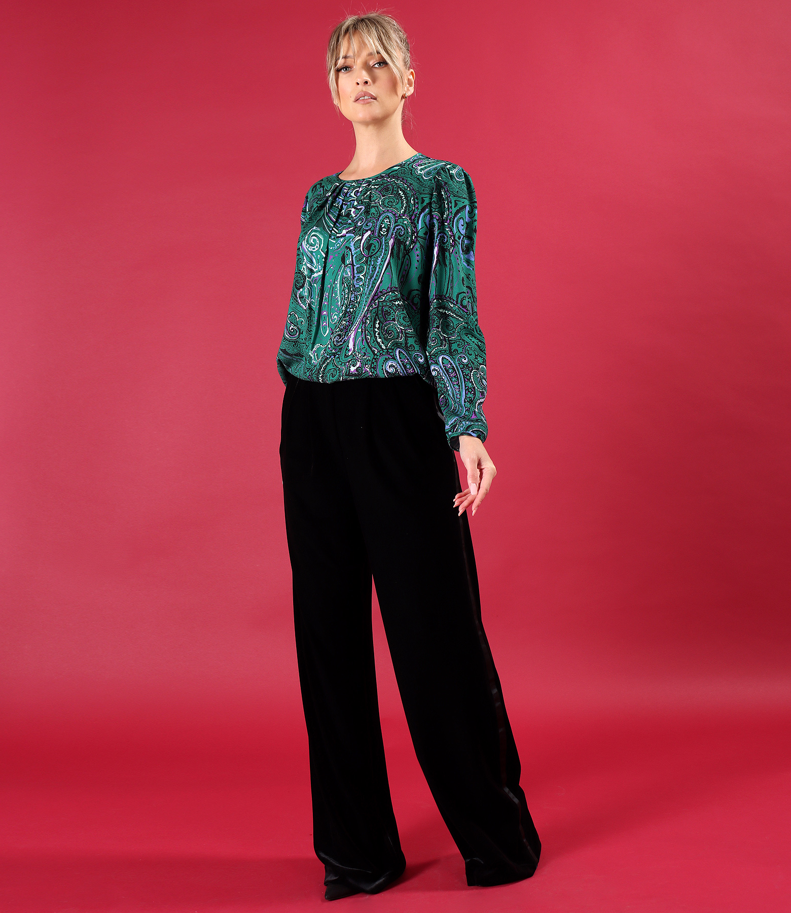 Viscose blouse with pleats at the neckline printed with paisley motifs