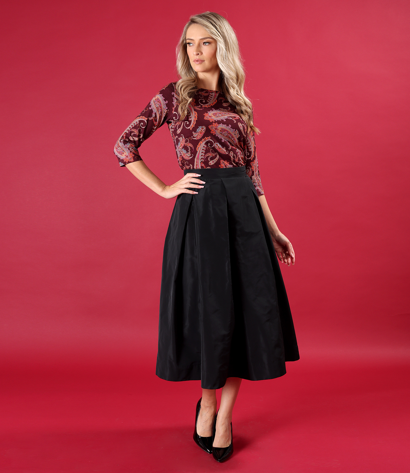 Blouse made of elastic jersey printed with paisley motifs