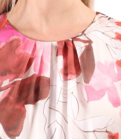 Blouse with folds at the neckline made of printed veil