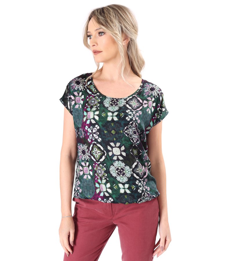 Casual viscose blouse printed with floral motifs