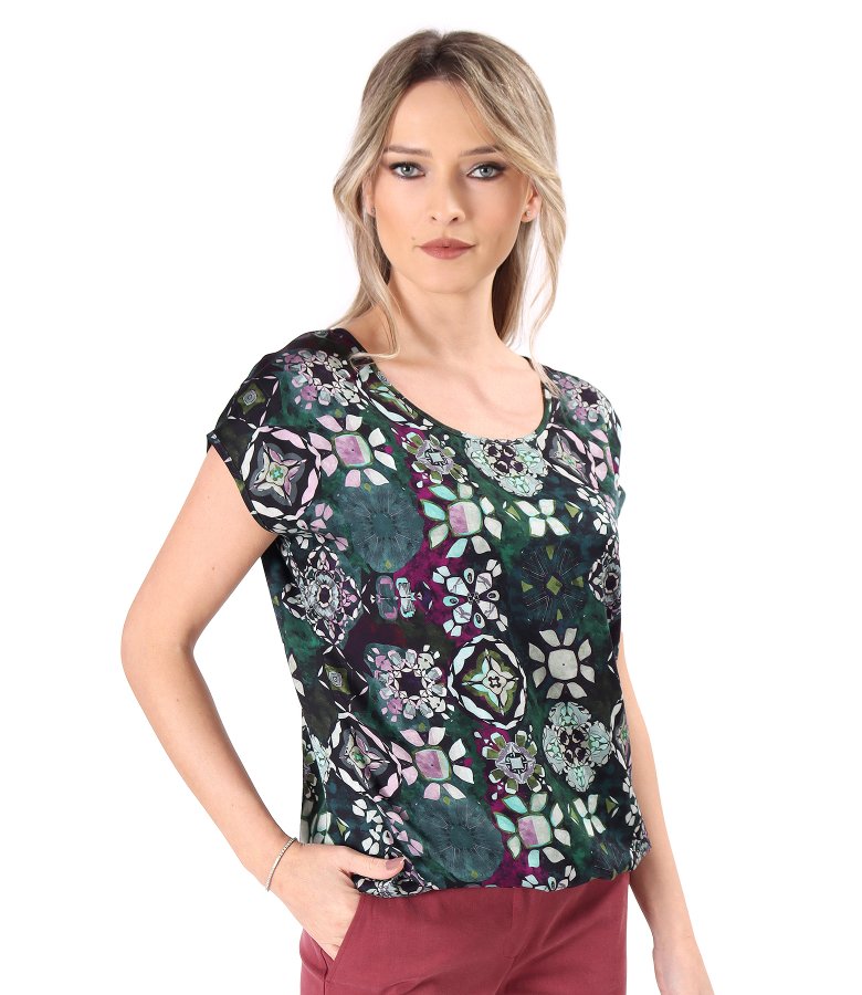 Casual viscose blouse printed with floral motifs