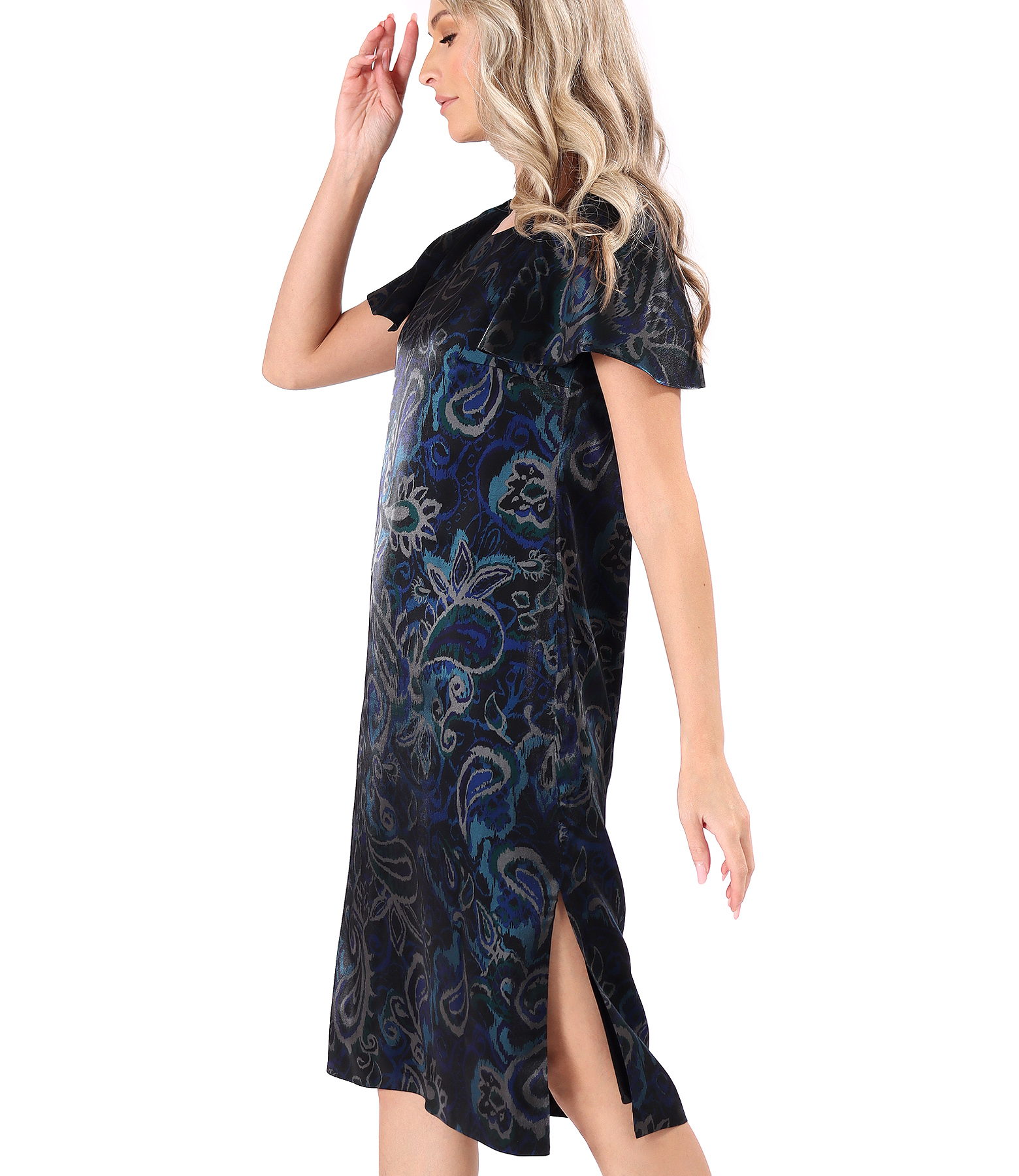 Elegant dress with short wide sleeves