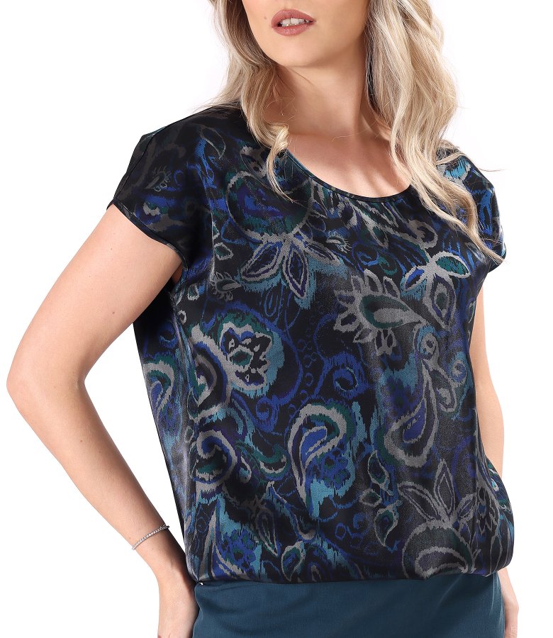Elegant blouse printed with paisley motifs