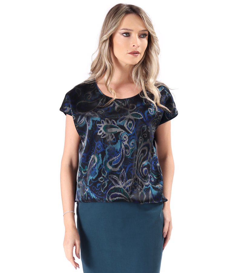 Elegant blouse printed with paisley motifs