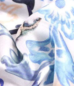 Elegant dress made of satin viscose printed with floral motifs