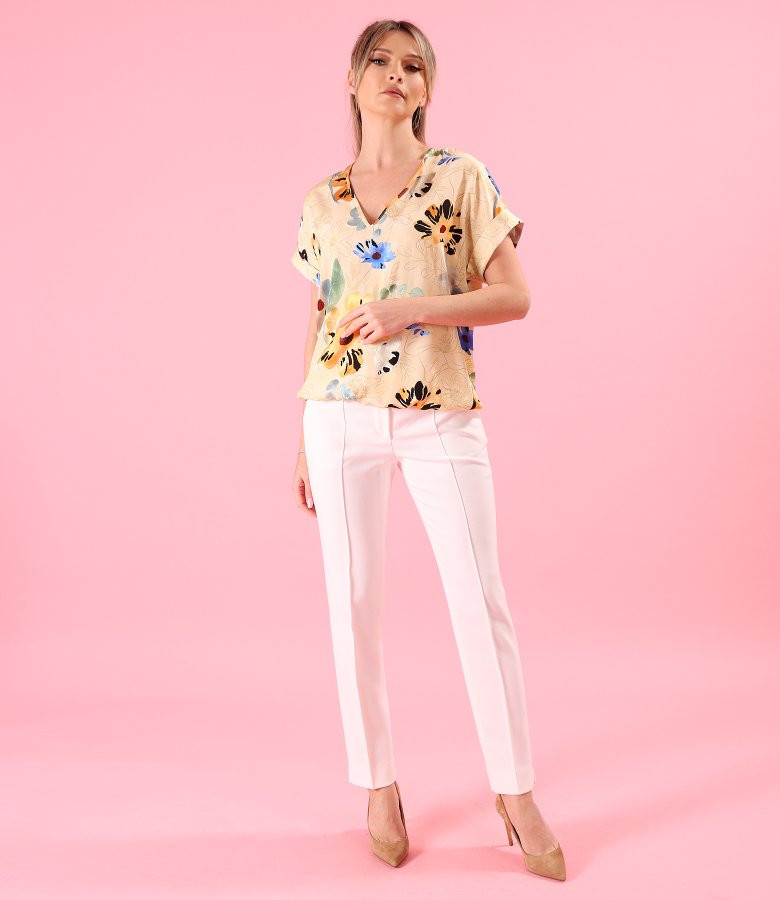 Viscose blouse with dropped shoulders printed with floral motifs