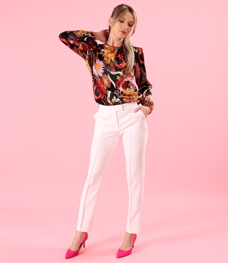 Viscose blouse printed with flowers and ankle pants with a stripe on the front
