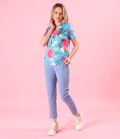 Tinuta smart casual cu pantaloni lejeri din tencel si bluza din jerse elastic