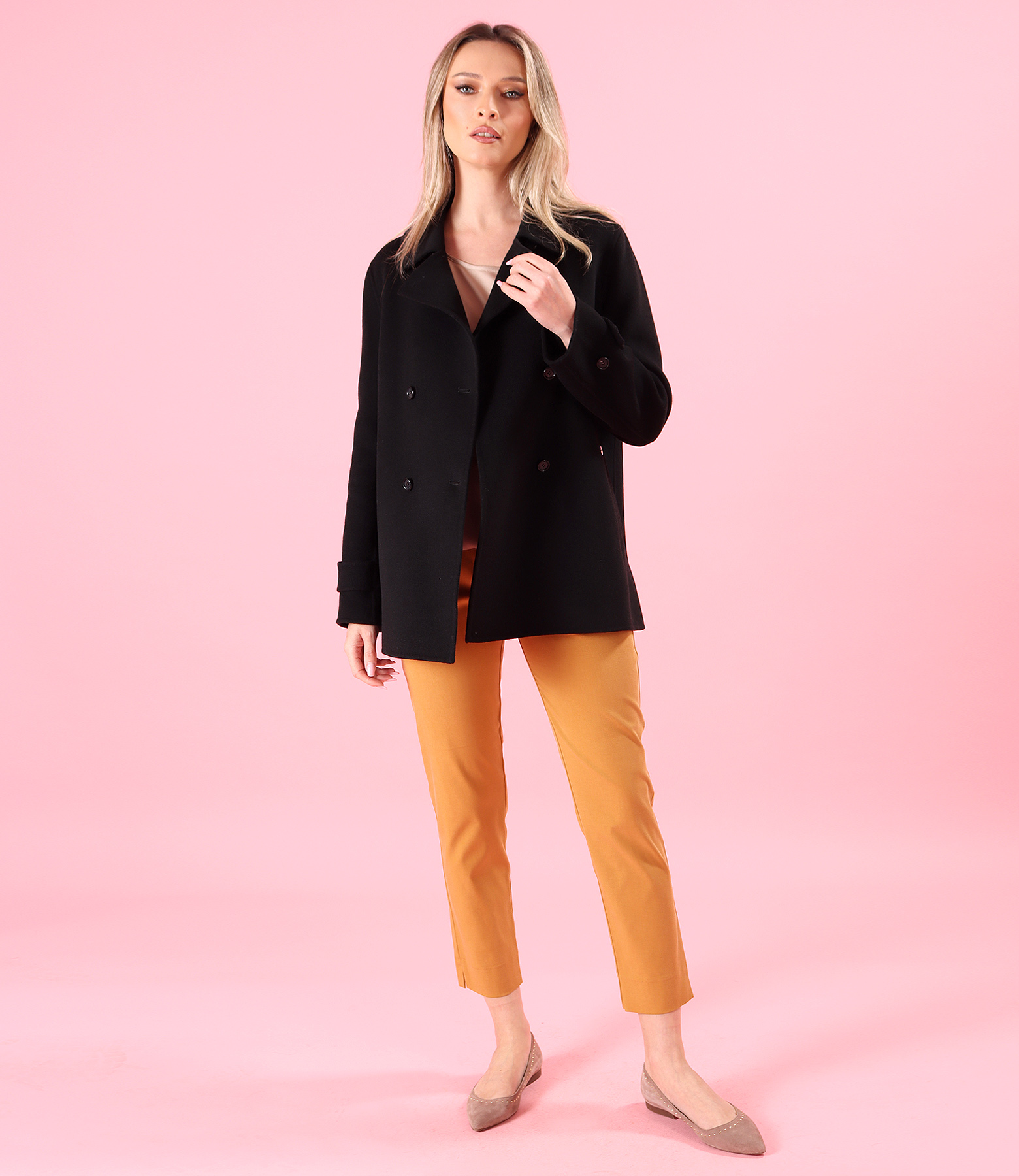Elegant outfit with short wool and cashmere jacket